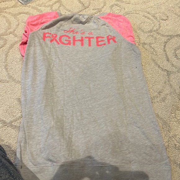 2 under Armour long sleeve tees. One is special edition ( pink) sold as bundle. - Picture 2 of 4